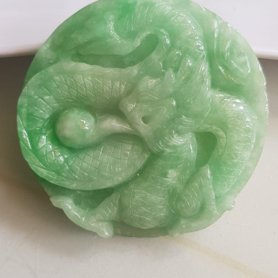 Mặt dây chuyền Nam to trạm rồng lượn nổi nhả ngọc đá ngọc cẩm thạch tự nhiên Size tròn to đường kính 53mm x dầy 6mm Màu xanh Ngọc Tươi bóng đẹp lắm luôn nam bọc vàng đeo với dây chuyền của mình thiệt đẹp lắm luôn nha ạ