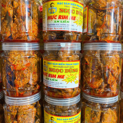 Mực Rim Me đã chế biến ăn liền hộp 1kg là món ăn ngon ơi là ngon của shop Đặc Sản Biển Phan Thiết NGỌC DŨNG. Hạn sử dụng 6 tháng kể từ ngày đặt hàng