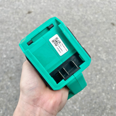 MÁY CƯA XÍCH KHÔNG CHỔI THAN DÙNG PIN 20VMAX/2AH SẠC 2A DCA ADML20081DM - HÀNG CHÍNH HÃNG