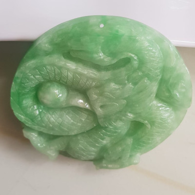 Mặt dây chuyền Nam to trạm rồng lượn nổi nhả ngọc đá ngọc cẩm thạch tự nhiên Size tròn to đường kính 53mm x dầy 6mm Màu xanh Ngọc Tươi bóng đẹp lắm luôn nam bọc vàng đeo với dây chuyền của mình thiệt đẹp lắm luôn nha ạ