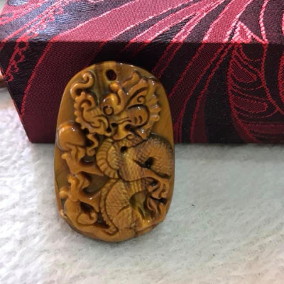 Mặt DÂY CHUYỀN RỒNG LƯỢN NGẬM CHÂU ĐÁ MẮT HỔ VÀNG NÂU TỰ NHIÊN  SIZE DÀI 44MM X NGANG 29MM X DẦY 8MM  NAM MỆNH KIM THỔ THỦY