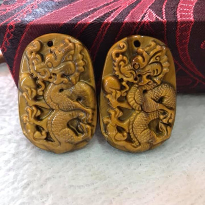 Mặt DÂY CHUYỀN RỒNG LƯỢN NGẬM CHÂU ĐÁ MẮT HỔ VÀNG NÂU TỰ NHIÊN  SIZE DÀI 44MM X NGANG 29MM X DẦY 8MM  NAM MỆNH KIM THỔ THỦY