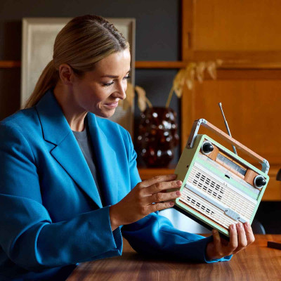 Đồ Chơi Lắp Ráp Đài Radio Cổ Điển LEGO ICONS 10334 (906 chi tiết)