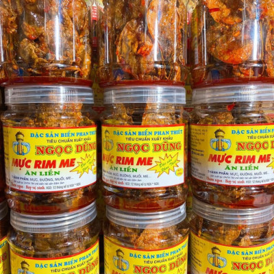 Mực Rim Me đã chế biến ăn liền hộp 1kg là món ăn ngon ơi là ngon của shop Đặc Sản Biển Phan Thiết NGỌC DŨNG. Hạn sử dụng 6 tháng kể từ ngày đặt hàng