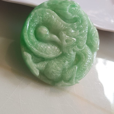 Mặt dây chuyền Nam to trạm rồng lượn nổi nhả ngọc đá ngọc cẩm thạch tự nhiên Size tròn to đường kính 53mm x dầy 6mm Màu xanh Ngọc Tươi bóng đẹp lắm luôn nam bọc vàng đeo với dây chuyền của mình thiệt đẹp lắm luôn nha ạ