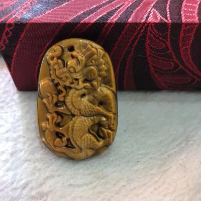 Mặt DÂY CHUYỀN RỒNG LƯỢN NGẬM CHÂU ĐÁ MẮT HỔ VÀNG NÂU TỰ NHIÊN  SIZE DÀI 44MM X NGANG 29MM X DẦY 8MM  NAM MỆNH KIM THỔ THỦY