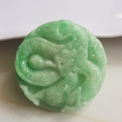 Mặt dây chuyền Nam to trạm rồng lượn nổi nhả ngọc đá ngọc cẩm thạch tự nhiên Size tròn to đường kính 53mm x dầy 6mm Màu xanh Ngọc Tươi bóng đẹp lắm luôn nam bọc vàng đeo với dây chuyền của mình thiệt đẹp lắm luôn nha ạ