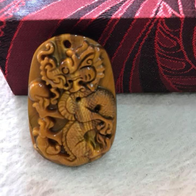 Mặt DÂY CHUYỀN RỒNG LƯỢN NGẬM CHÂU ĐÁ MẮT HỔ VÀNG NÂU TỰ NHIÊN  SIZE DÀI 44MM X NGANG 29MM X DẦY 8MM  NAM MỆNH KIM THỔ THỦY