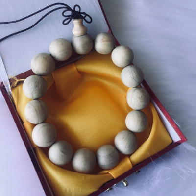 Combo Vòng đeo tay Phong Thủy Hạt Gỗ Trinh Nam (Phoebe zhennan), kèm hộp đựng lót lụa vàng.
