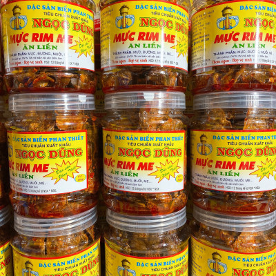 Mực Rim Me đã chế biến ăn liền hộp 1kg là món ăn ngon ơi là ngon của shop Đặc Sản Biển Phan Thiết NGỌC DŨNG. Hạn sử dụng 6 tháng kể từ ngày đặt hàng