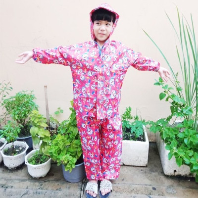 Bộ áo quần  đi mưa  cho bé từ  3  - 5 tuổi  , vải dù  chống thấm , siêu bền  , áo mưa có túi đựng xinh xắn , giao màu ngẫu nhiên