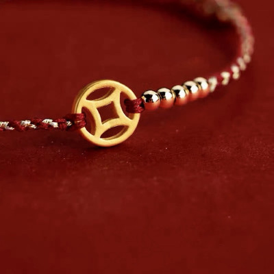 VÒNG TAY CHỈ ĐỎ BI VÀNG NGŨ LỘ THẦN TÀI TÂY TẠNG MANG TÀI LỘC VÀ BÌNH AN