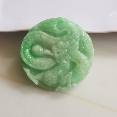 Mặt dây chuyền Nam to trạm rồng lượn nổi nhả ngọc đá ngọc cẩm thạch tự nhiên Size tròn to đường kính 53mm x dầy 6mm Màu xanh Ngọc Tươi bóng đẹp lắm luôn nam bọc vàng đeo với dây chuyền của mình thiệt đẹp lắm luôn nha ạ