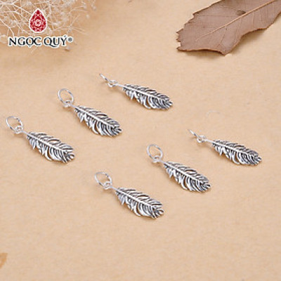 Charm bạc lông vũ xỏ ngang