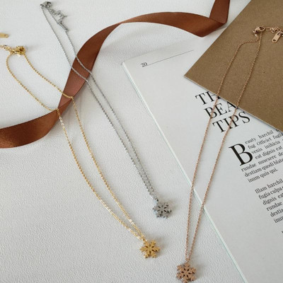 Dây chuyền nữ titan thời trang mặt hình hoa tuyết phun cát thép không gỉ trangsucpt có 3 màu DCNUT39