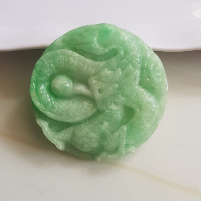 Mặt dây chuyền Nam to trạm rồng lượn nổi nhả ngọc đá ngọc cẩm thạch tự nhiên Size tròn to đường kính 53mm x dầy 6mm Màu xanh Ngọc Tươi bóng đẹp lắm luôn nam bọc vàng đeo với dây chuyền của mình thiệt đẹp lắm luôn nha ạ