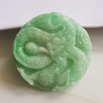 Mặt dây chuyền Nam to trạm rồng lượn nổi nhả ngọc đá ngọc cẩm thạch tự nhiên Size tròn to đường kính 53mm x dầy 6mm Màu xanh Ngọc Tươi bóng đẹp lắm luôn nam bọc vàng đeo với dây chuyền của mình thiệt đẹp lắm luôn nha ạ