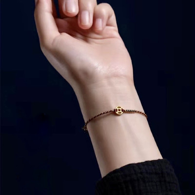 VÒNG TAY CHỈ ĐỎ BI VÀNG NGŨ LỘ THẦN TÀI TÂY TẠNG MANG TÀI LỘC VÀ BÌNH AN