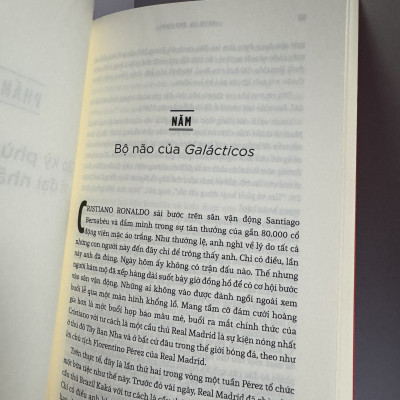 MESSI VS. RONALDO SỰ ĐỐI ĐẦU CỦA HAI CẦU THỦ VĨ ĐẠI VÀ KỶ NGUYÊN TÁI TẠO BÓNG ĐÁ THẾ GIỚI – Nhiều tác giả -Nguyễn Dương Hiếu & Phạm Hoàng Lan dịch-  NXB Trẻ