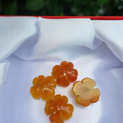 Mặt Bông Hoa cỏ 4 lá màu vàng cam nữ phối vòng tay,làm mặt nhẫn Chất liệu đá cẩm thạch size hạt 14mm x dầy 6mm Nữ về phối với vòng tay của mình đeo hay làm mặt nhẫn mặt dây chuyền đeo xinh ạ