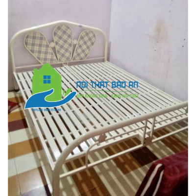 Giường sắt Đại Thành 1m8 x 2m màu đỏ