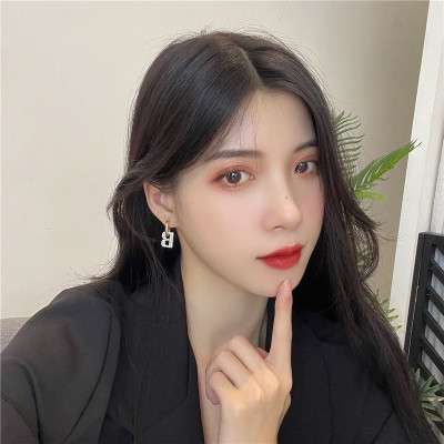 Earring, Khuyên tai nữ hình chữ B thời trang