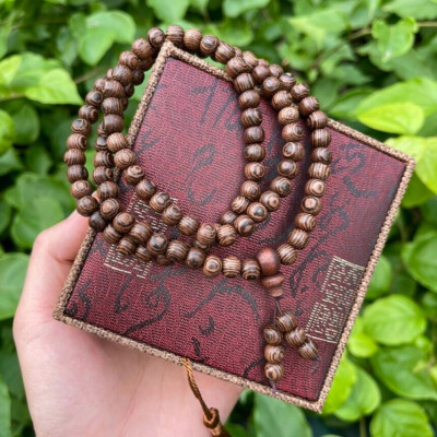 Vòng  tay  trầm  108 hạt  kèm lá bồ đề , có hộp đựng  bằng gấm cao cấp , phù hợp  cho cả nam và nữ 