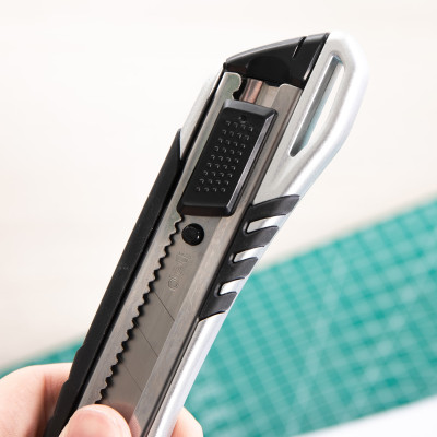 Dao rọc giấy Deli cao su mềm, loại 8 lưỡi tách rời, Bạc - 1 cái - E2057