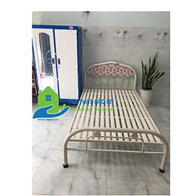 Giường sắt màu kem 1 người nằm.