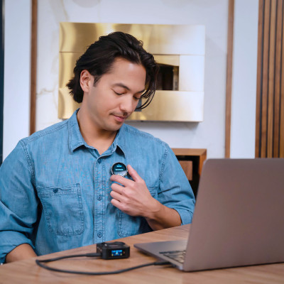 Mic Thu Âm Không Dây Saramonic BlinkMe B2 - Màn Hình Cảm Ứng - Dành Cho Máy ảnh, Điện Thoại - Hàng Chính Hãng