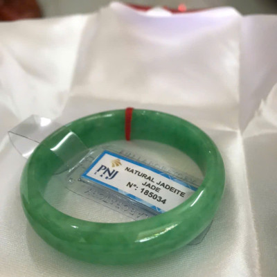 Vòng Tay Nữ Đá Ngọc Cẩm Thạch Tự Nhiên Bản Hẹ Sịn Đậu Lý Sao Ni 48mm Cao 12mm Dầy 6mm đã kiểm định kèm giấy chứng nhận P No 185034 Màu Xanh ngọc lý tươi bóng đều đẹp nữ tay nhỏ 35kg - 48kg ạ 