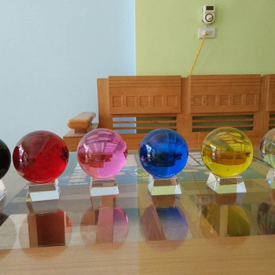 Quả cầu phong thủy theo mệnh kèm đế