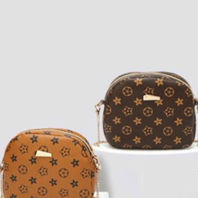 Túi  xách nữ họa tiết vải da cao cấp ,chống thấm nước ,trẻ trung cá tính ,phù hợp mọi độ tuổi có thể đeo nhiều kiểu dáng , dễ dàng phối với các loại trang phục khác nhau ,là phụ kiện  thời trang  của phái đẹp