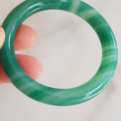 Vòng tay đá mã não xanh vân sọc trắng nhẹ mới Ni 53mm x cọng 9mm Vòng màu xanh ngọc đậm đều vân sọc đẹp ạ Nữ 52kg - 58kg đeo mệnh Mộc hỏa thủy ạ