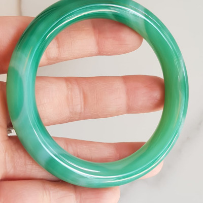 Vòng tay đá mã não xanh vân sọc trắng nhẹ mới Ni 53mm x cọng 9mm Vòng màu xanh ngọc đậm đều vân sọc đẹp ạ Nữ 52kg - 58kg đeo mệnh Mộc hỏa thủy ạ