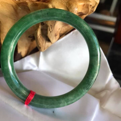 CHIẾC VÒNG CẨM THẠCH TỰ NHIÊN  ĐẬU LÝ NI 48 NỮ 40KG ĐẾN 50KG MÀU XANH ĐẬM ĐÁ CẨM THẠCH TỰ NHIÊN