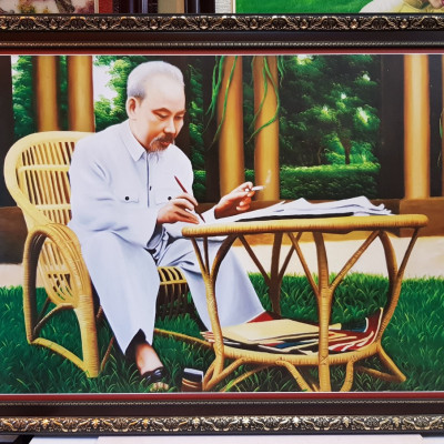 TRANH IN DẦU -BÁC HỒ NGỒI VIẾT DI CHÚC TRONG VƯỜN HOA PHỦ CHỦ TỊCH