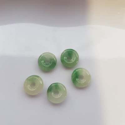 Bộ Trang sức Charm Vòng Tay gồm 5 đồng tiền may mắn tài lộc  Chất liệu đá cẩm thạch xanh Ngọc trắng tự nhiên bóng đẹp  Size hạt đk 9mm x đk cao 3mm x lỗ giữa đồng tiền 2mm nữ phối vòng tay và làm mặt dây chuyền đeo đẹp ạ