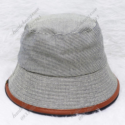 Mũ bo vành nhỏ thêu chữ, chất liệu vải cotton cao cấp, phía trong có may tem và vành nón có viền da phù hợp cho nữ