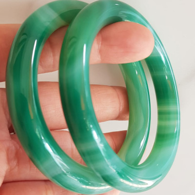 Vòng tay đá mã não xanh vân sọc trắng nhẹ mới Ni 53mm x cọng 9mm Vòng màu xanh ngọc đậm đều vân sọc đẹp ạ Nữ 52kg - 58kg đeo mệnh Mộc hỏa thủy ạ