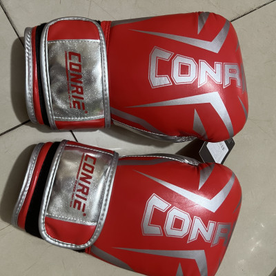 Găng tay đấm bốc -Boxing Conrie KB351, đệm lót mút xốp EVA loại đặc, tính thẩm mỹ và độ đàn hồi tốt,  khóa dính ở cổ tay chắc chắn thuận tiện cho người sử dụng