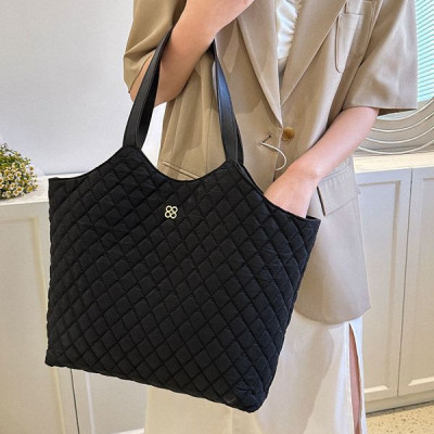 Túi xách to văn phòng  , kiểu dáng thanh lịch   , có nút đính kim loại , có thể kẹp nách hoặc đeo vai , đựng được nhiều đồ cá nhân , mỹ  phẩm vô cùng tiện lợi 