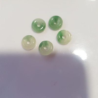 Bộ Trang sức Charm Vòng Tay gồm 5 đồng tiền may mắn tài lộc  Chất liệu đá cẩm thạch xanh Ngọc trắng tự nhiên bóng đẹp  Size hạt đk 9mm x đk cao 3mm x lỗ giữa đồng tiền 2mm nữ phối vòng tay và làm mặt dây chuyền đeo đẹp ạ