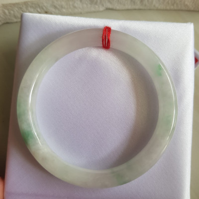 Vòng đeo tay Nữ đá cẩm thạch tự nhiên T Lý Size 49mm x cọng 7mm Màu trắng sáng bóng xanh lý 3 chỗ đều quanh vòng rất đẹp Nữ cân Nặng 40kg-49kg đeo đẹp ạ