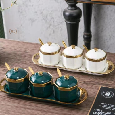 3 Hũ đựng gia vị chất liệu sứ kẻ viền vàng kèm thìa Inox có khay hứng dáng lục giác 2022 | GIA VỊ SỨ LỤC NĂNG XANH TRẮNG