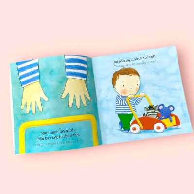 Sách cho bé - Mười ngón tay xinh - Đôi bàn tay nhỏ - Sách tranh, song ngữ - Dành cho trẻ 0-3 tuổi