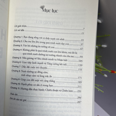 HIỆN DIỆN BÊN CON - Ý nghĩa tối hậu của việc làm cha mẹ - Susan Stiffelman - Thiện Tri Thức - NXB Dân Trí