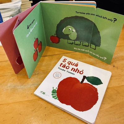 Sách Sách lật tương tác song ngữ 0-3 tuổi: 5 quả táo nhỏ (TB 2021) - Nhã Nam - BẢN QUYỀN