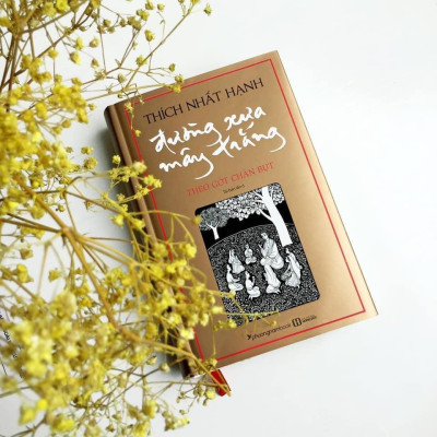 Sách  - Đường xưa mây trắng