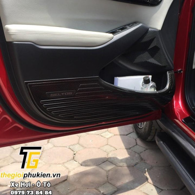 Ốp chống xước Tapli, Táp li cửa Kia Seltos 2020 vân Carbon